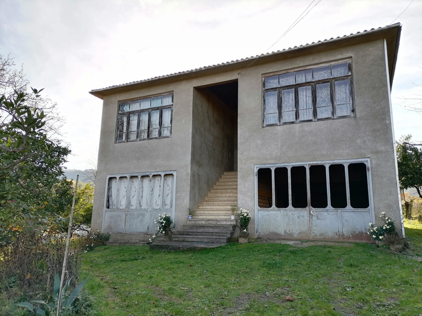 A house with a plot of land in the village of Likhauri is for sale.